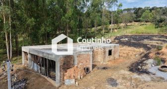 CI 529 - Tem imóvel que entrega espaço, conforto e localização certa, e essa chácara de 1500 m² com casa de 180m² faz exatamente isso. 